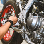 Czerwony motocykl sportowy z widocznymi dużymi tarczami hamulcowymi i zaciskami przedniego koła