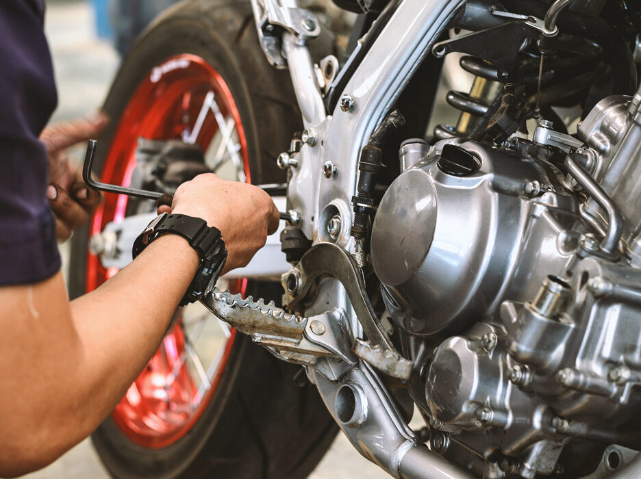 Czerwony motocykl sportowy z widocznymi dużymi tarczami hamulcowymi i zaciskami przedniego koła