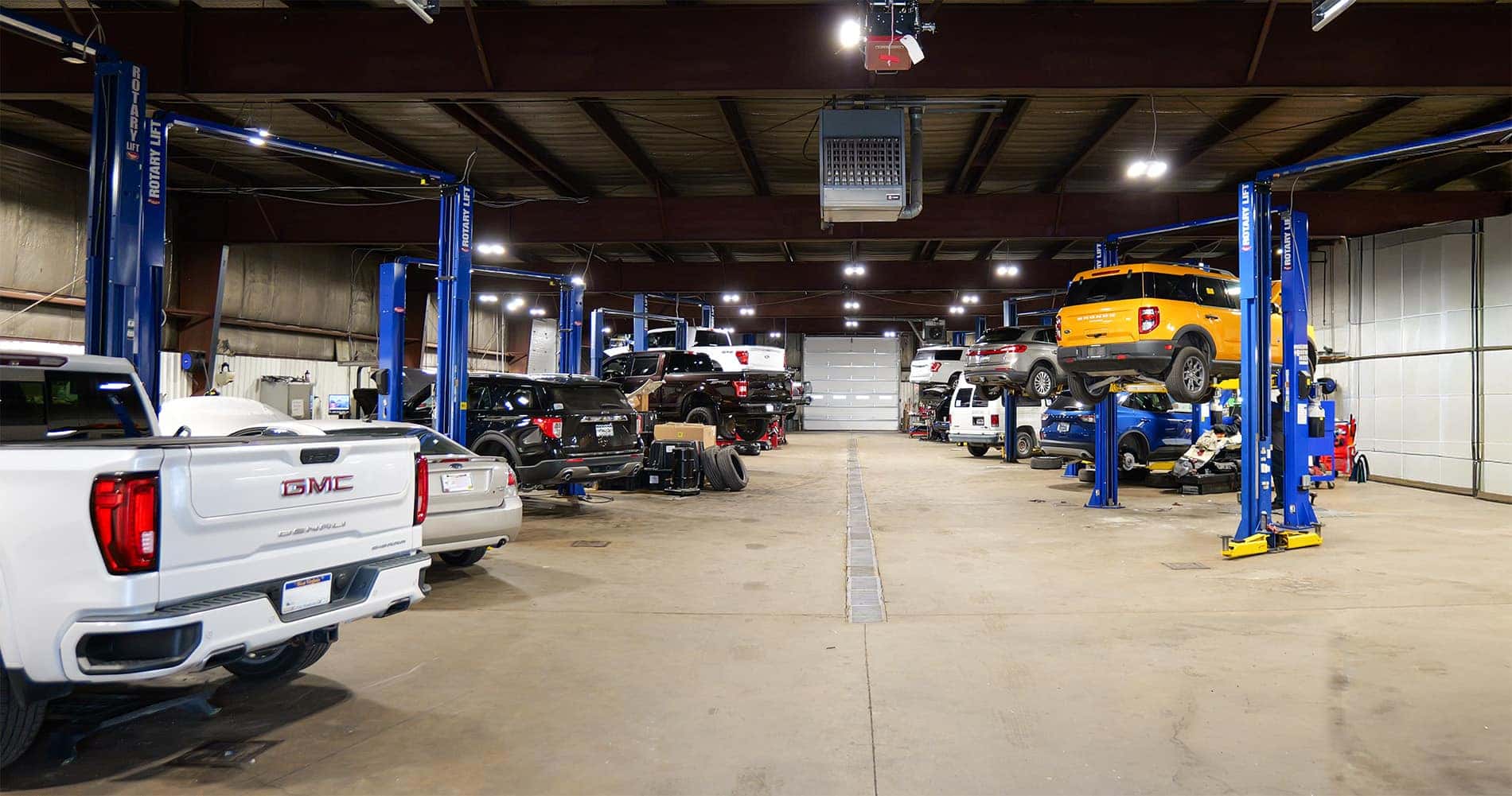 Ciężarówka na hamowni z wirującymi kołami i wskaźnikami siły hamowania