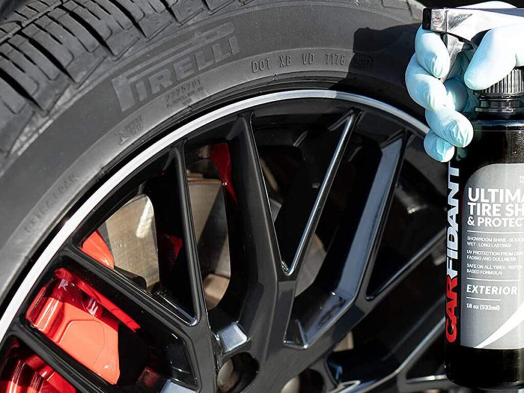 Samochód testowy hamujący na mokrej drodze z widocznymi śladami różnych opon