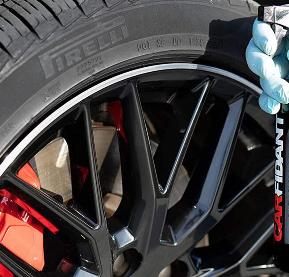 Samochód testowy hamujący na mokrej drodze z widocznymi śladami różnych opon