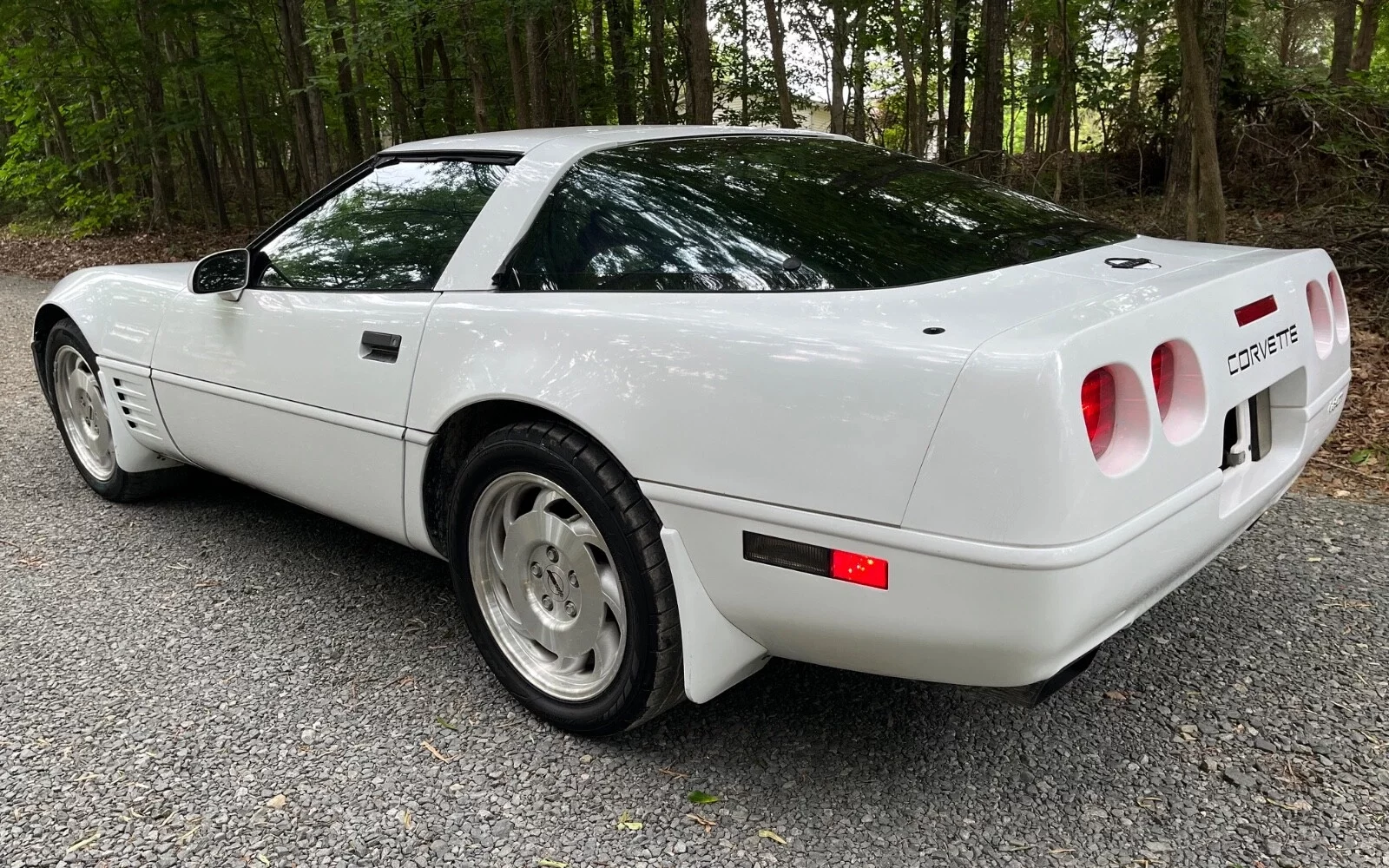 Uszkodzenia czujników prędkości kół w ABS Zużyty czujnik prędkości koła pokryty rdzą i brudem w starszym modelu samochodu